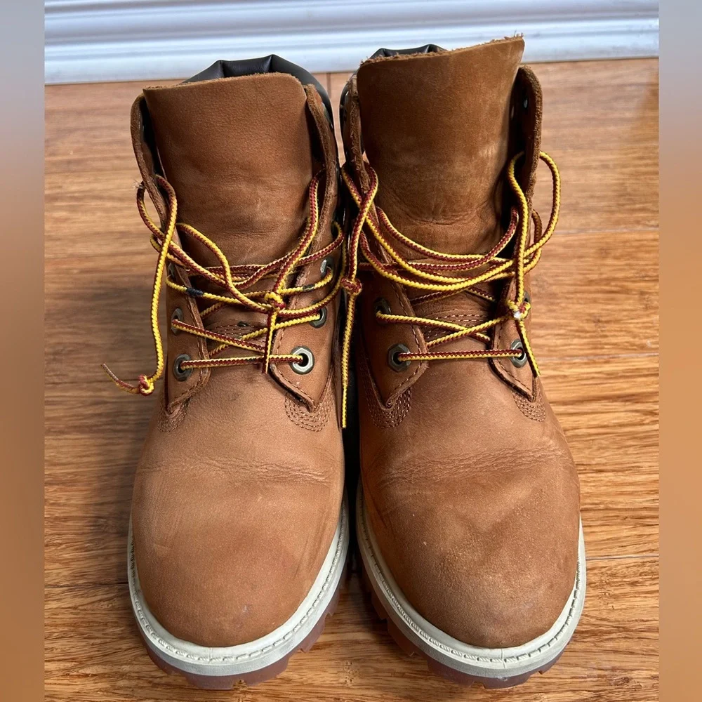 Junior Timberland 6” classic leather boots